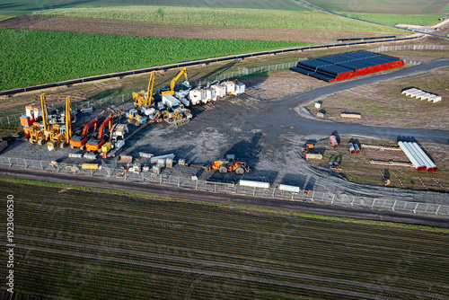 Neubau einer Methangas-Pipeline, Lager - und Verteiplatz für die Stahlrohre und die erforderlichen Baumaschinen - Luftbild.