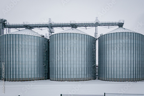 Landwirtschaft im Winter, tiefverschneite, hohe Getreidesilos einer landwirtschaftlichen Genossenschaft.