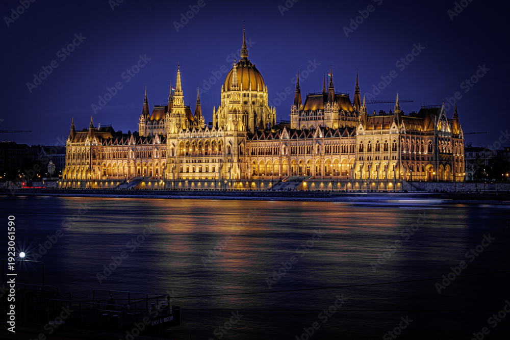 Fototapeta premium Das ungarische Parlament an der Donau in Abendstimmung.