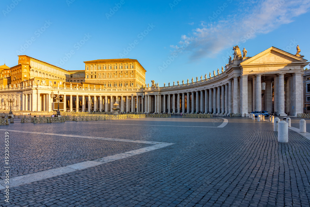 Obraz premium Colonnade of St. Peter's basilica and Apostolic palace (official residence of reigning pope) in Vatican on St. Peter's square