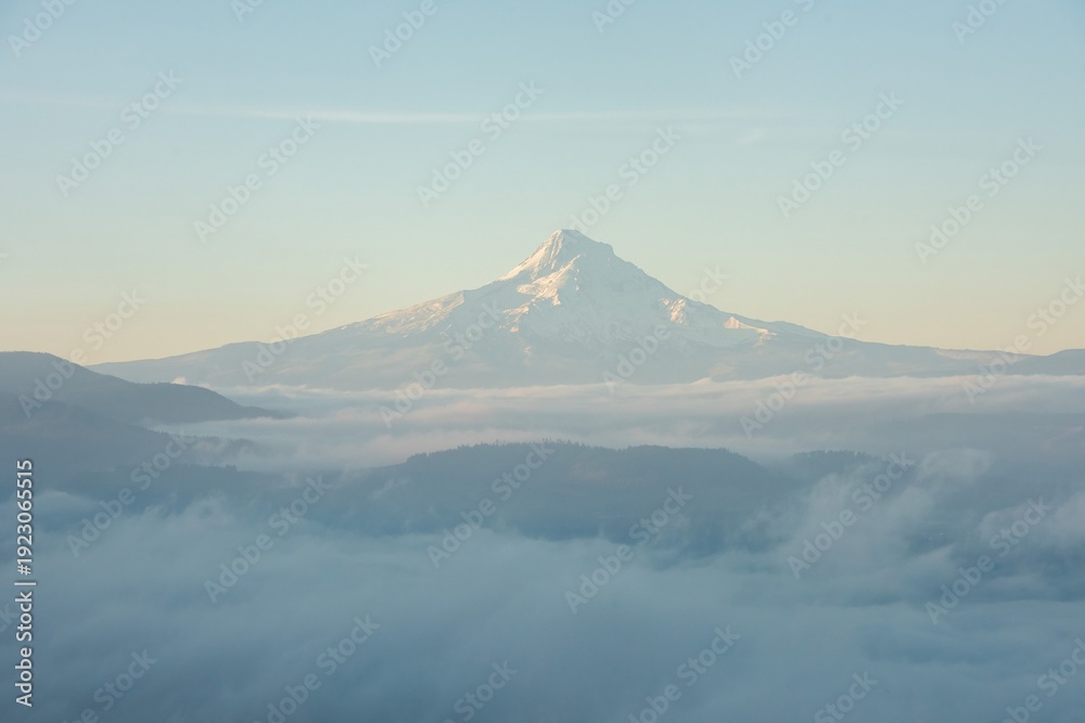 Fototapeta premium Morning light and a low layer of fog at Mount Hood in Oregon 