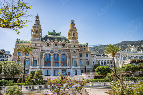 Foto Casino von Monte Carlo bei Tageslicht, elegante Architektur und historisches Wah