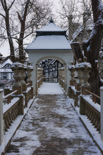 Park w miejscowości Iłowa w Polsce. Krużganek stanowiący element architektoniczny w ogrodzie japońskim.