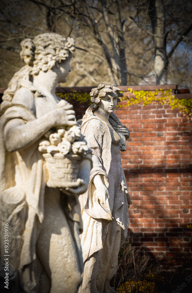 Obraz premium statue in a public 