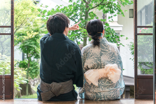 Fotografie A couple in yukata relaxing on the veranda of a Japanese house