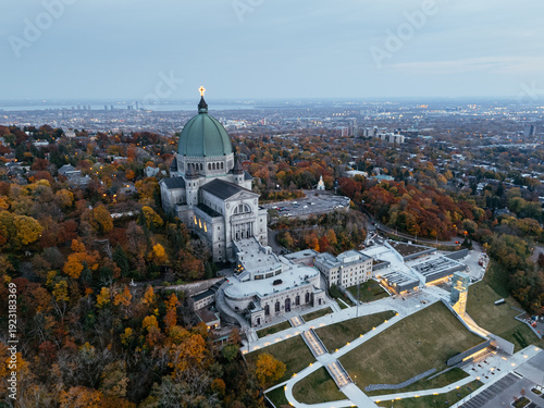 Fotografie Aerial view of Saint Joseph Oratory in Montreal during autumn with colorful trees and city skyline at dusk