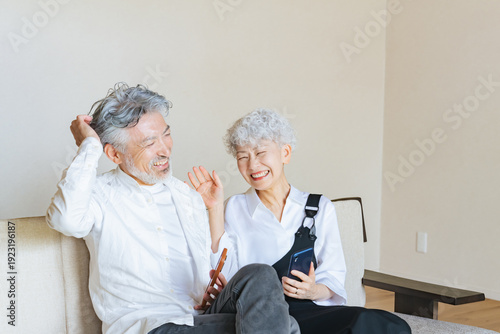 Fotografie シニア、カップル、夫婦、高齢者、寄り添う、笑顔、熟年、仲良し、日本人、リラックス、シルバー、女性、男性、老人、パートナー、元気、健康、ヘルスケア、ポジティブ、お