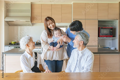 Cuadro en lienzo 笑顔で赤ちゃんを囲む三世代家族