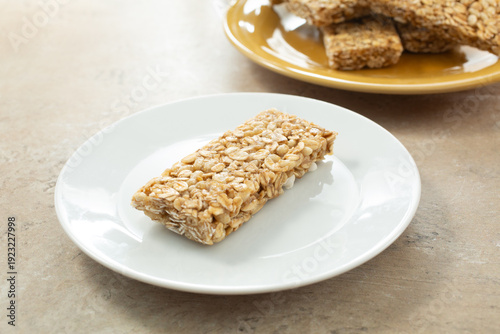 Φωτογραφία A view of a chewy granola bar, on a plate.