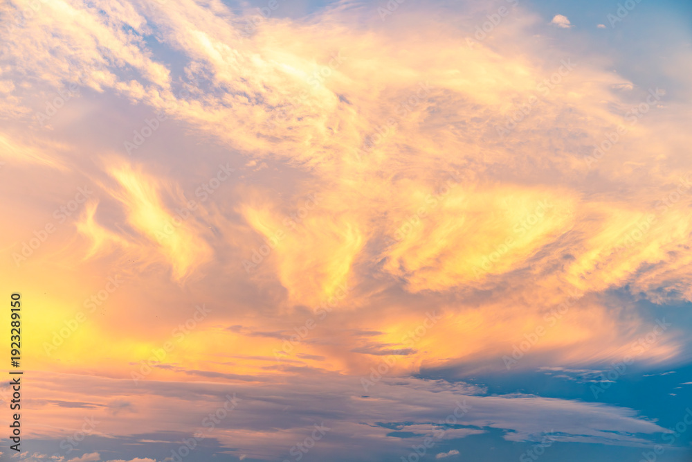 Fototapeta premium 夏の夕暮れの空