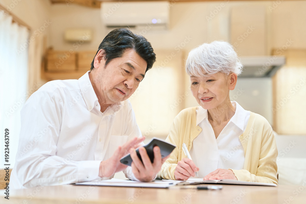 Fototapeta premium 家計の計算をするアジア人シニア夫婦