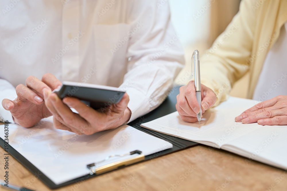 Fototapeta premium 家計の計算をするアジア人シニア夫婦