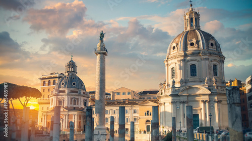 Foto Ancient ruins of Trajan's Forum, Trajan's Column, and Baroque churches at sunset