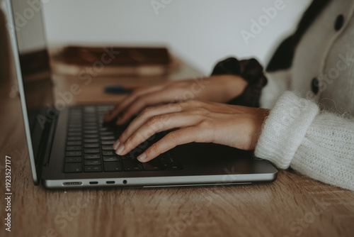 Femme travaillant sur ordinateur portable à la maison, ambiance cosy