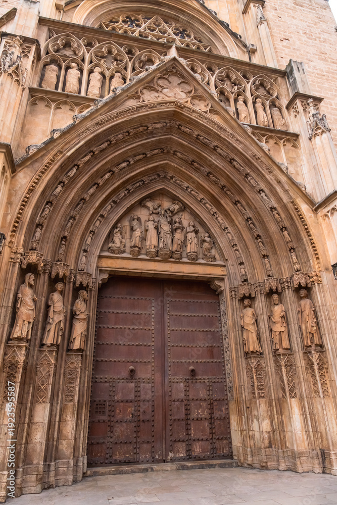 Fototapeta premium Valencia cathedral door of the apostles gothic architecture