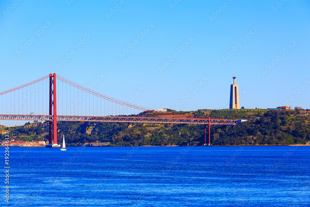 Obraz premium Lisbon, Portugal River Tagus and bridge