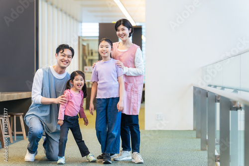 Bild auf Leinwand 保育士、学童保育、子ども、託児所、施設、保育、育児、笑顔、親子、エプロン、放課後、学校、スクール、小学生、小学校、校舎、フリースクール、子守り、子育て、スタッフ