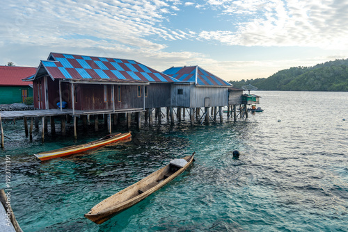 Fotografi Fishermen houses and boats in Bajo village of Pulau Papan Sulawesi Indonesia