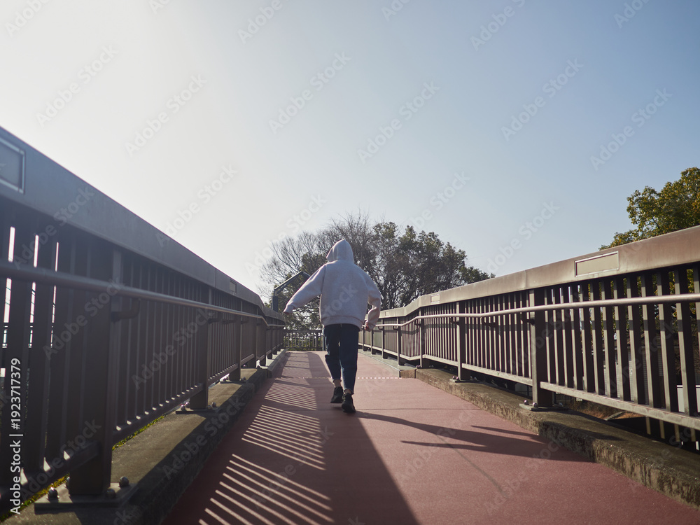 Obraz premium 春の昼の公園で楽しく遊んでいる十代の女の子の姿