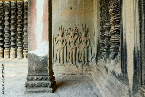 Картината върху платно Detailed stone carving of three apsara dancers adorns the inner wall of the honor terrace at Angkor Vat