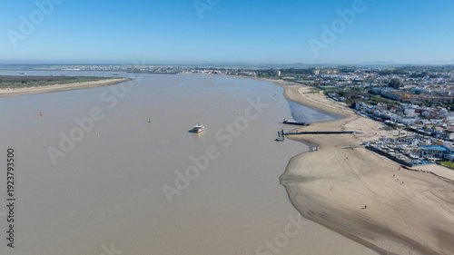 Desembocadura del río Guadalquivir en la playa de Bajo de Guía en Sanlúcar de Barrameda, Andalucía