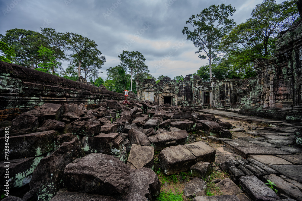 Obraz premium Ancient stone ruins of Ta Prohm temple in Angkor