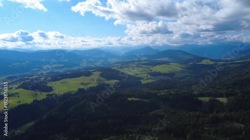 Luftaufnahme Tal bei Zirbitzkogel in der Steiermark
