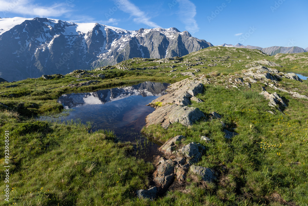 Obraz premium reflet des glaciers de la Meije sur un lac du plateau d'Emparis au refuge des Mouterres dans les Alpes en été