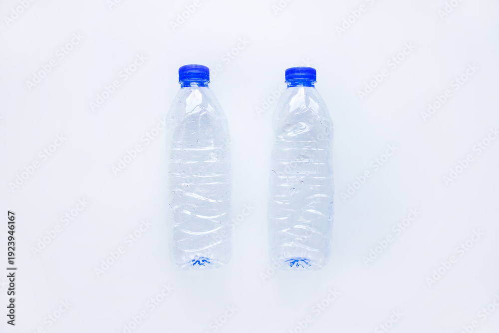 Naklejka premium Empty plastic bottles without water and without a label on a white background