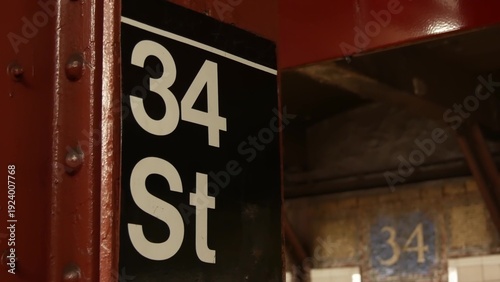 Fotografi New York City Manhattan Midtown subway platform, 34 street metro near Herald Square and Penn Station, United States railway