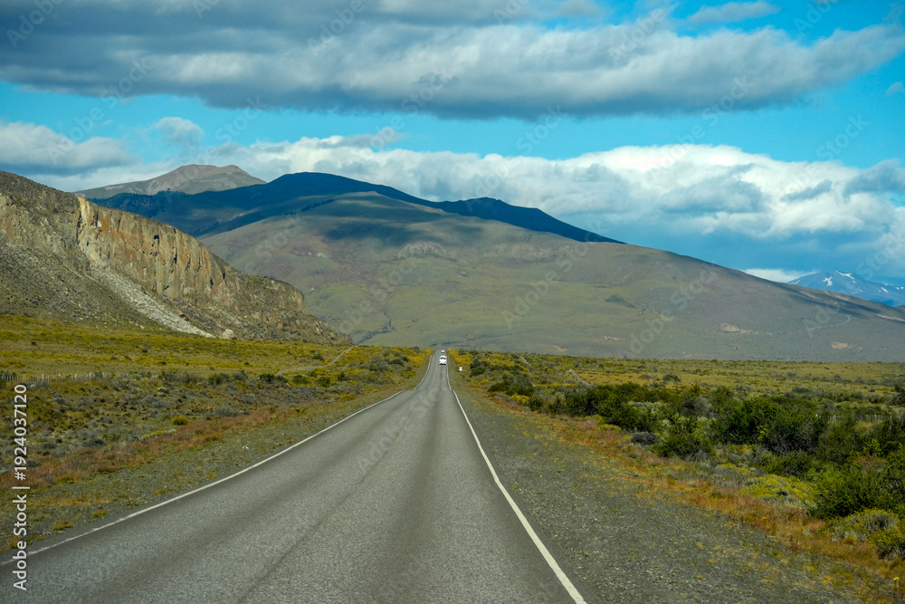 Fototapeta premium endless road from el calafate to el chanten patagonia argentina