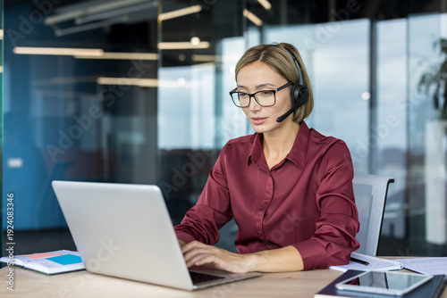 Canvas-taulu Young woman working as a customer service representative or support specialist,