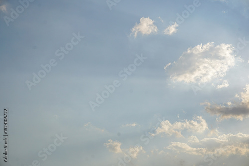 Foto Serene, expansive view of the sky, filled with fluffy white clouds scattered across the vast blue expanse