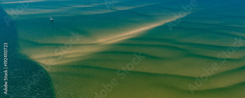 Quadro su tela Voilier sur le banc de sable de Bernet à marée basse sur le Bassin d'Arcachon, G