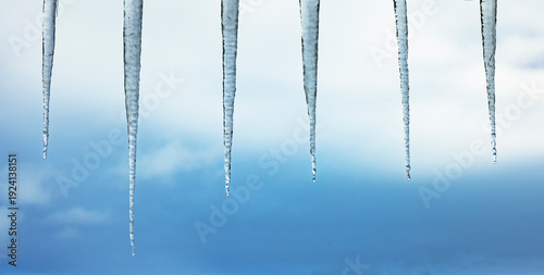 Eiszapfen an einem Hausdach