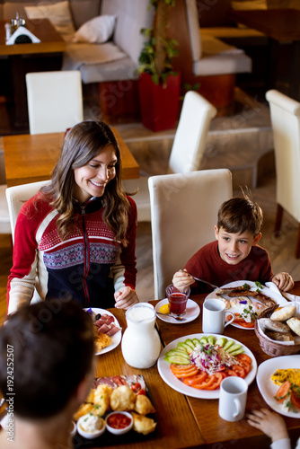 Family enjoys breakfast tog...