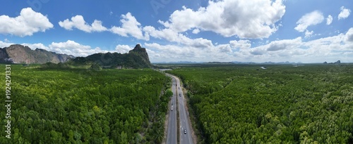 Foto 영화 아바타의 한 장면 같은 태국 팡아만의 신비로운 석회암 산들과 열대 밀림 하천 드론 풍경