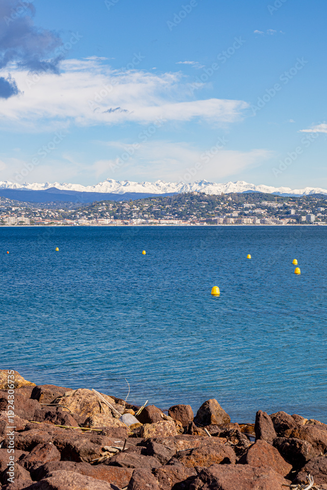 Fototapeta premium Vue sur la mer et les Alpes depuis Théoule-sur-Mer sur la Côte d'Azur en France