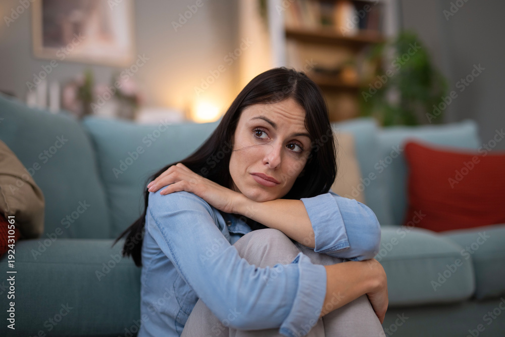 Obraz premium Woman feeling sad and depressed at home