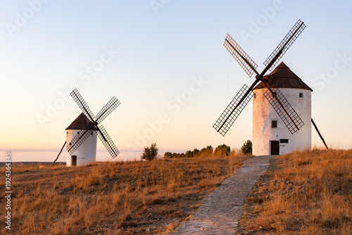 Foto Traditional windmills standing on a hill at Mota del Cuervo Spain