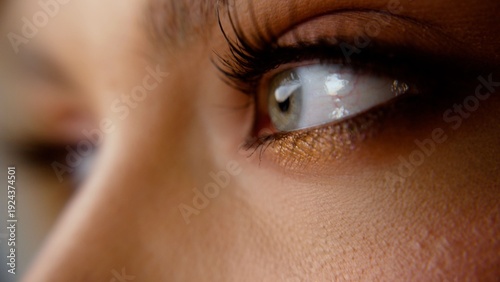 Φωτογραφία Woman's green eye with long eyelashes looking away