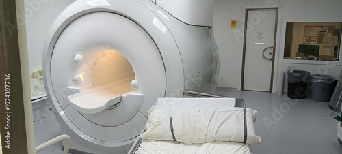 Foto Accident caused by introducing an incompatible metal bed into an MRI examination