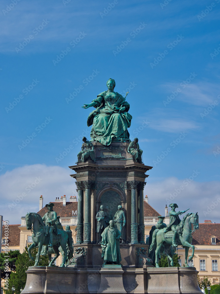 Obraz premium Maria Theresa Monument Vienna on Sunny Day - Impressive bronze statue of the Empress Maria Theresa in front of Hofburg Palace, a historic landmark in Austria.