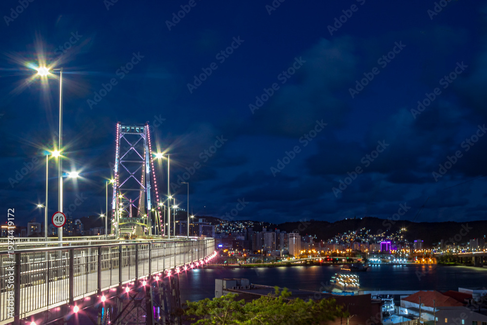 Naklejka premium noite na Ponte Hercílio Luz Florianópolis Santa Catarina Brasil florianopolis