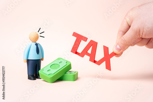 Foto The businessman is surprised by the new taxes on fees