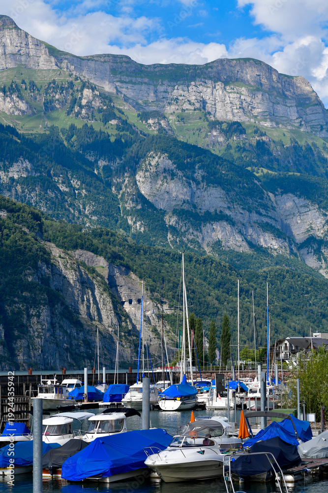 Fototapeta premium Hafen Unterterzen Gemeinde Quarten am Südufer des Walensees, Kanton St. Gallen 