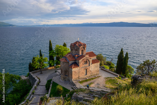 Foto Elevated perspective of the historic Church of Saint Jovan the Theologian at Kaneo, dramatically situated above the wide Lake Ohrid