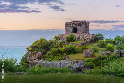 Foto Mayan temple at sunset on tulum cliffs overlooking caribbean sea