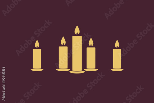 Candelabros dorados sobre fondo ciruela