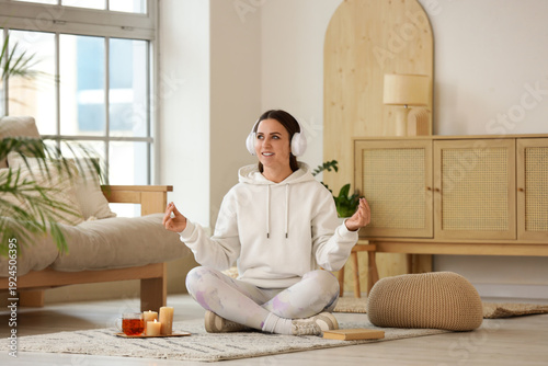 Sporty young woman in headp...